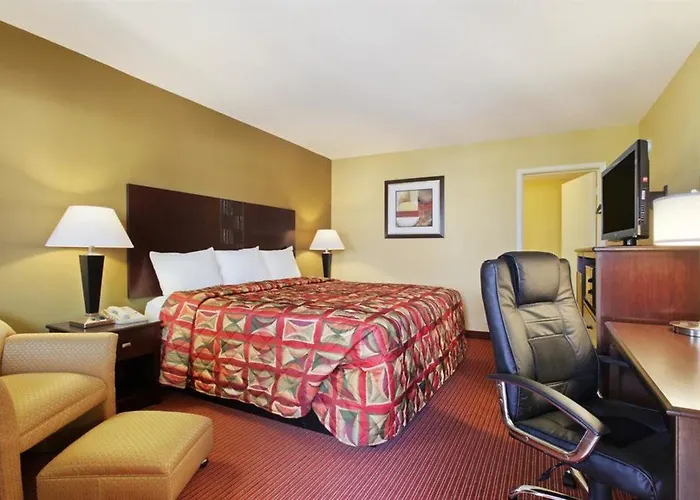 Hotel Super 8 By Wyndham Downtown 3*