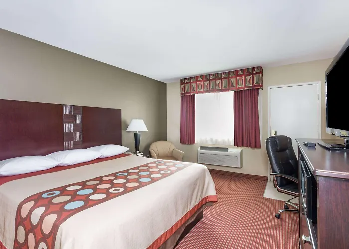 Super 8 By Wyndham Downtown Hotel