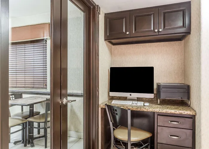 Super 8 By Wyndham Downtown Hotel