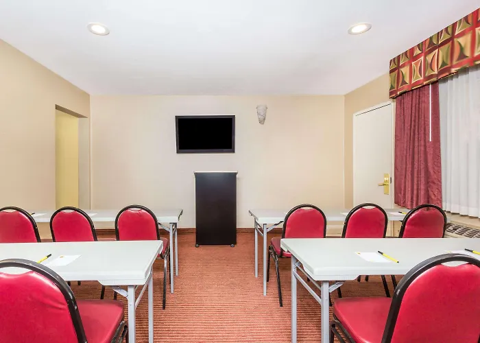 Super 8 By Wyndham Downtown Hotel 3*