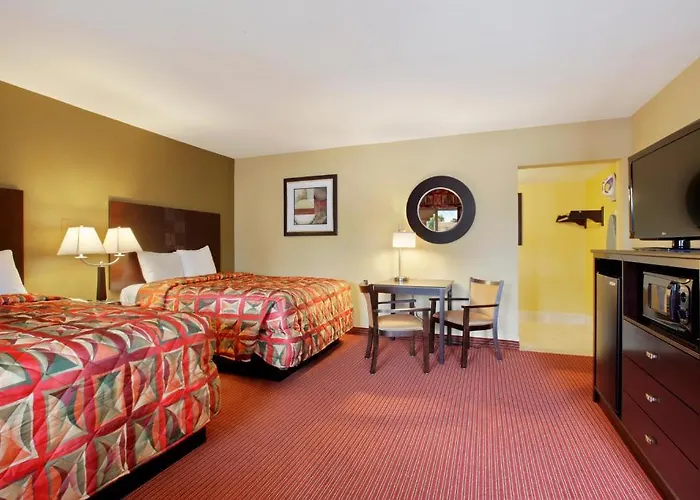Hotel Super 8 By Wyndham Downtown
